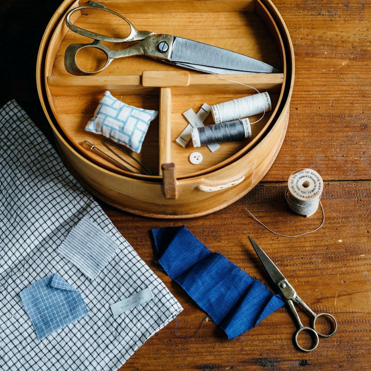 Fog linen work / Brass Handle scissors / Large